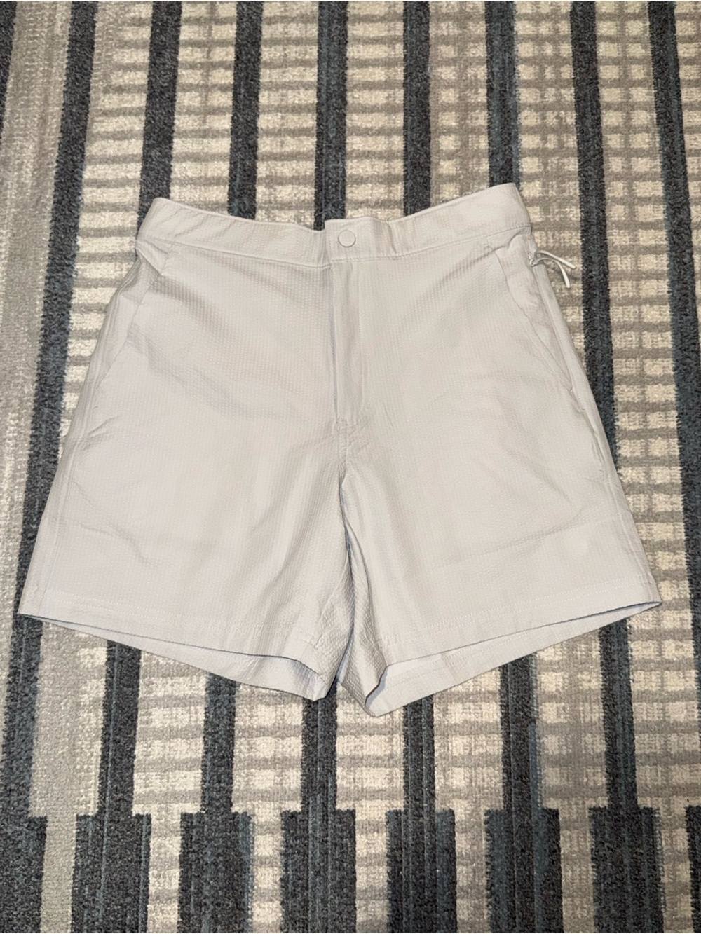 VRST NWT Men's Relaxed Fit 6” Resort Short Lined Seersucker Bright Grey Small